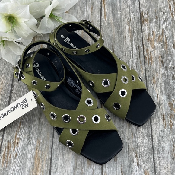 Women’s Strappy Grommet Sandals Flats Shoes Size 8 - Picture 1 of 9